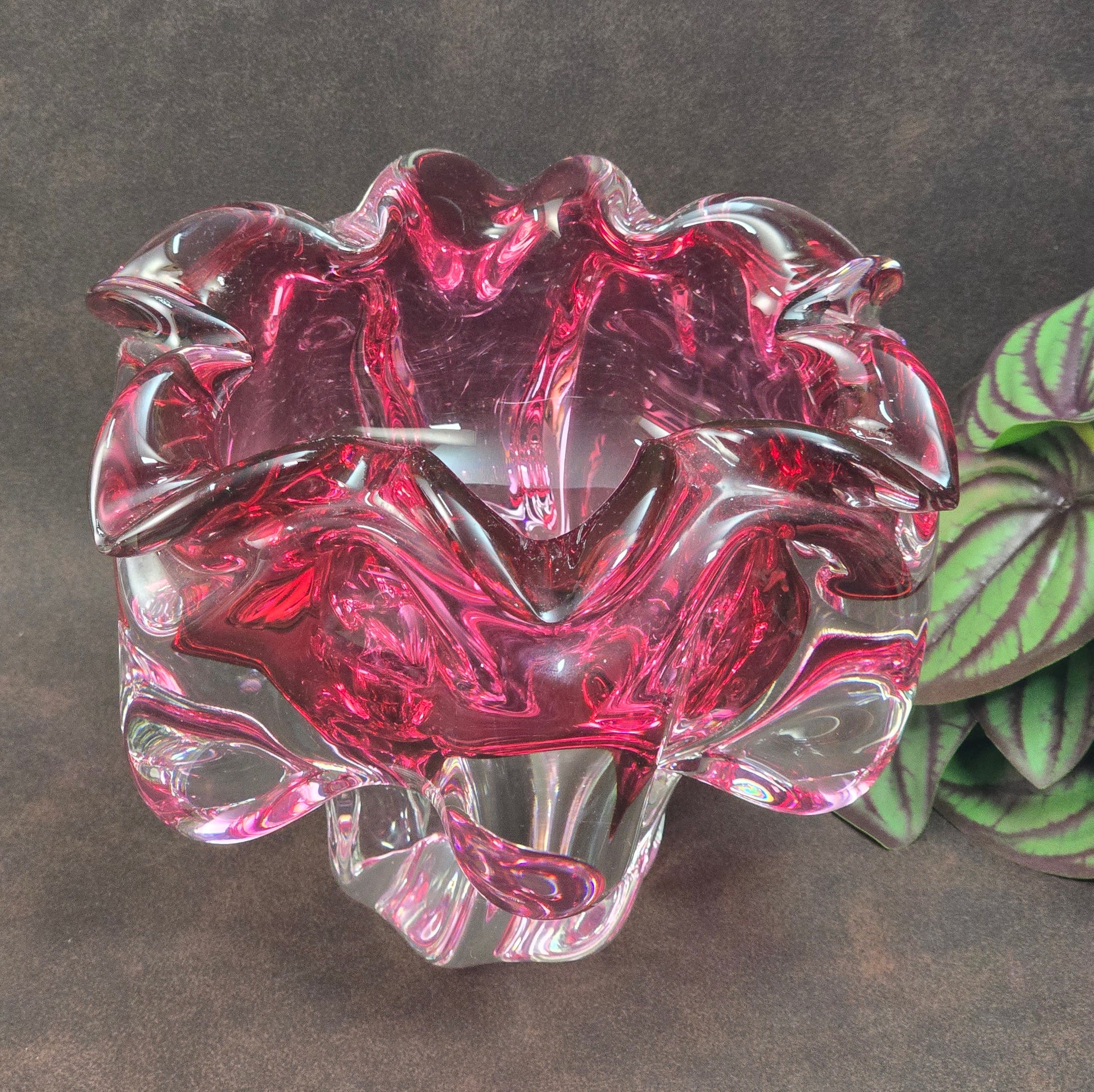 Designklassiker von Hospodka: Pinke Kunstglasschale aus den 60ern, Chribska. Schwer, gerüscht, eindrucksvoll – echtes Vintage-Statement!