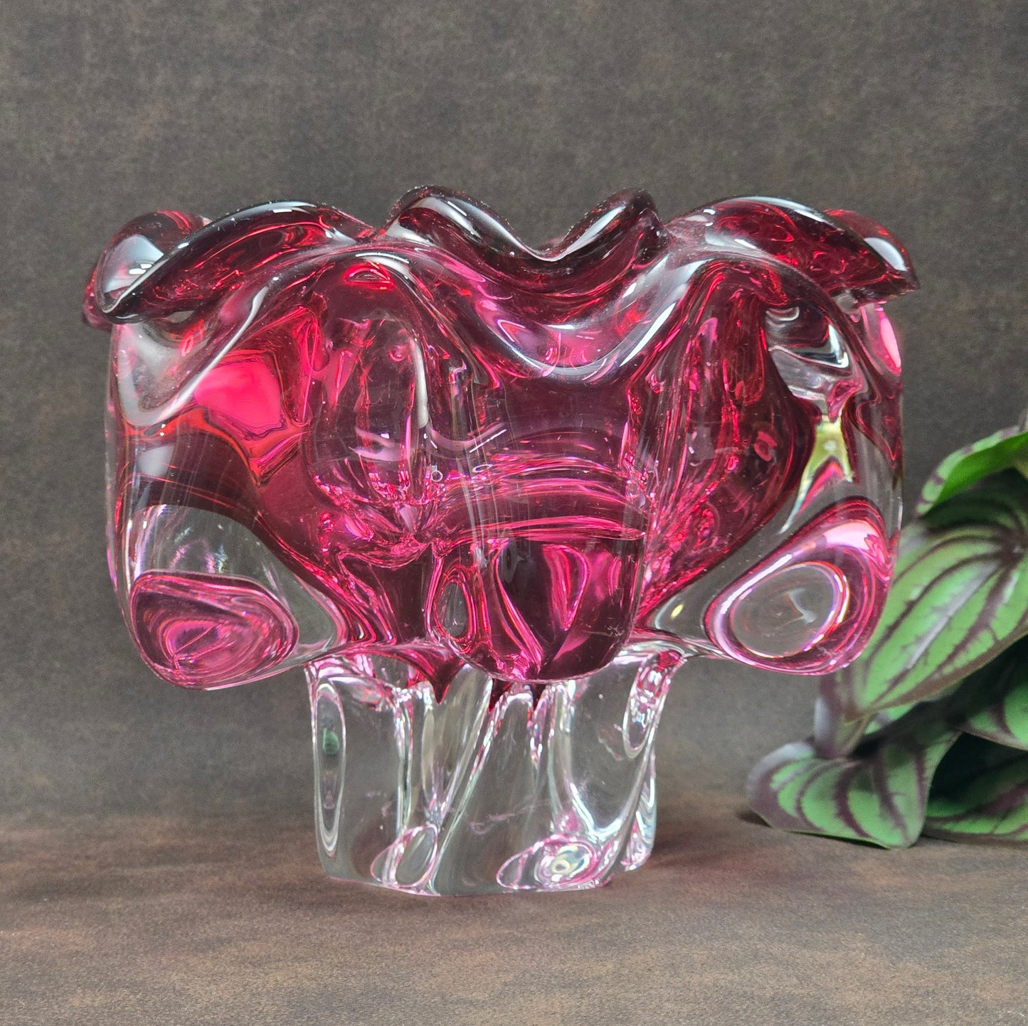 Designklassiker von Hospodka: Pinke Kunstglasschale aus den 60ern, Chribska. Schwer, gerüscht, eindrucksvoll – echtes Vintage-Statement!
