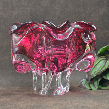 Designklassiker von Hospodka: Pinke Kunstglasschale aus den 60ern, Chribska. Schwer, gerüscht, eindrucksvoll – echtes Vintage-Statement!