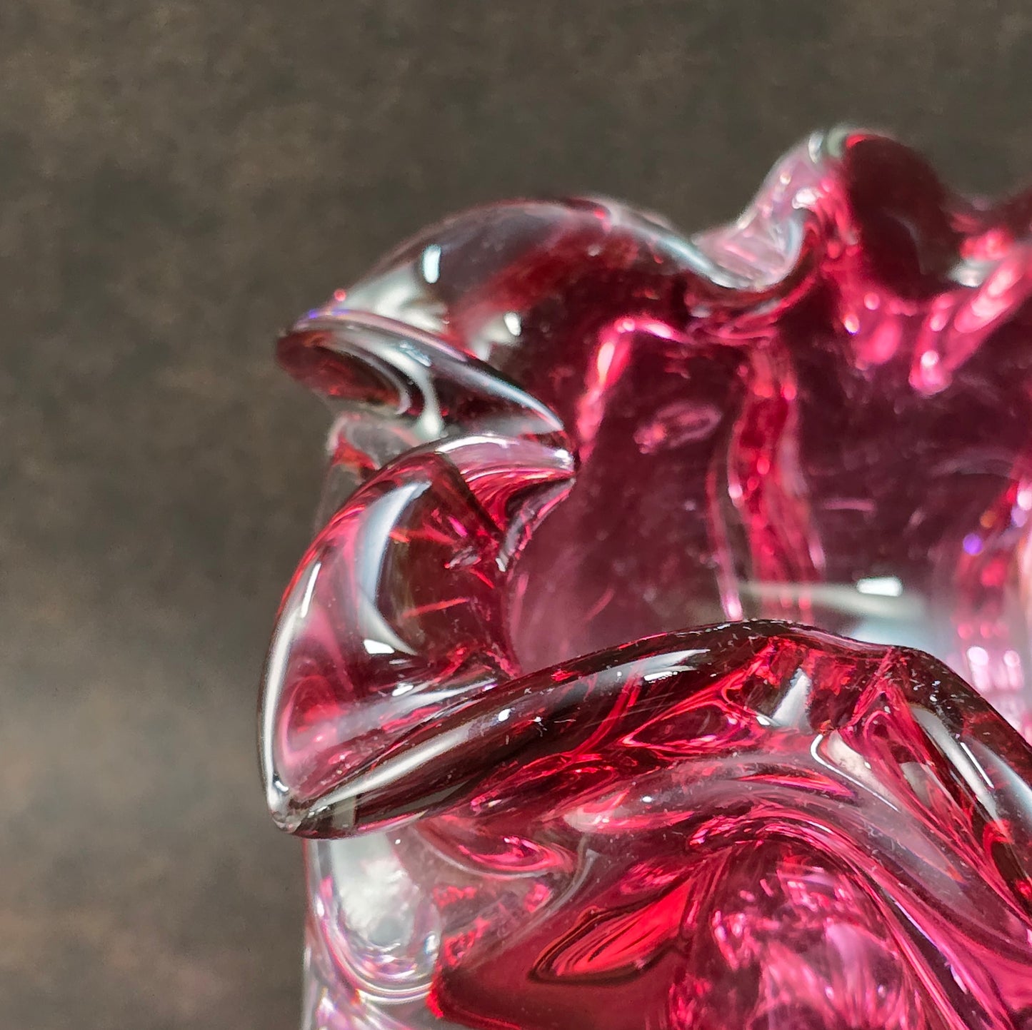 Designklassiker von Hospodka: Pinke Kunstglasschale aus den 60ern, Chribska. Schwer, gerüscht, eindrucksvoll – echtes Vintage-Statement!