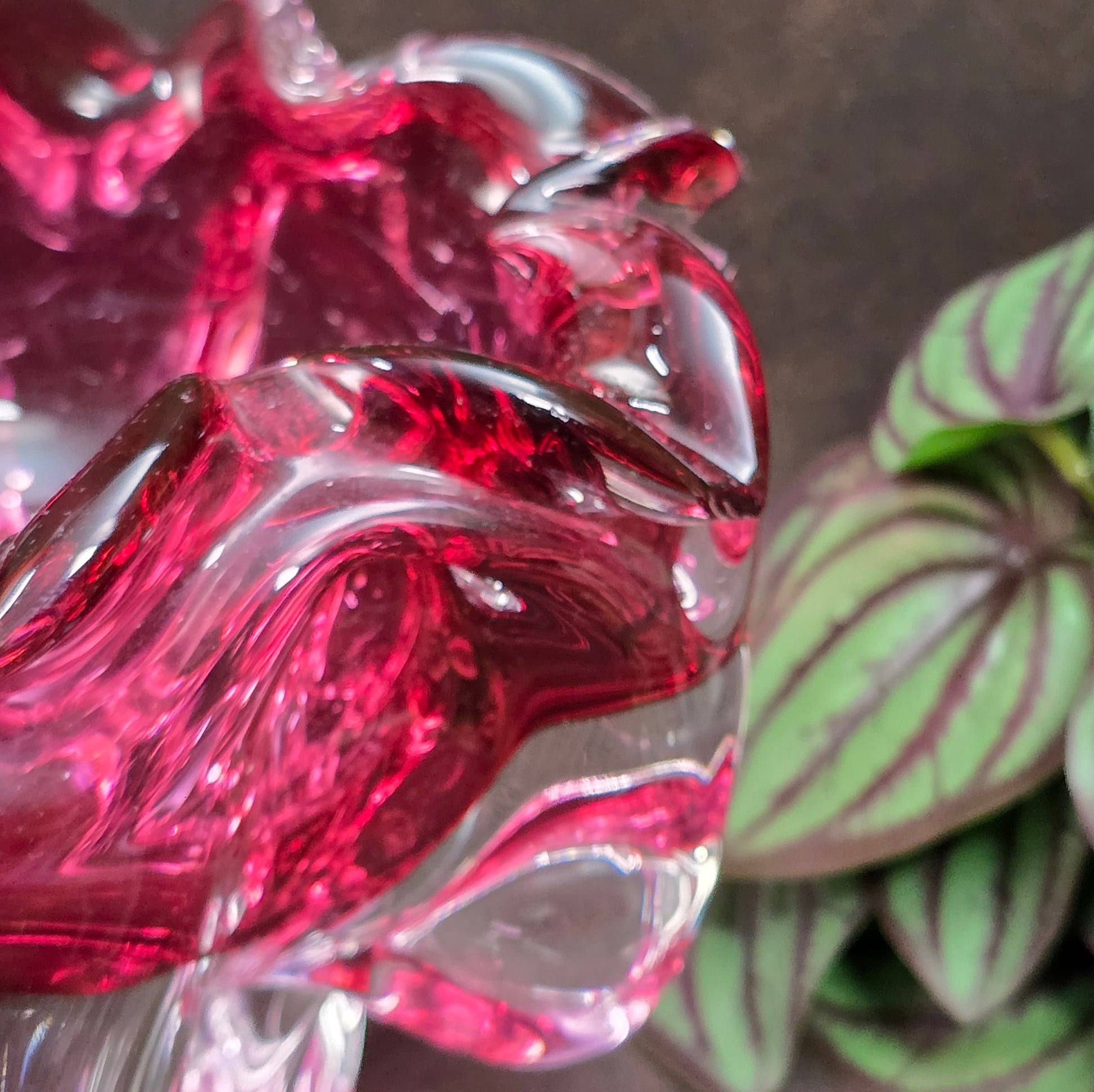 Designklassiker von Hospodka: Pinke Kunstglasschale aus den 60ern, Chribska. Schwer, gerüscht, eindrucksvoll – echtes Vintage-Statement!