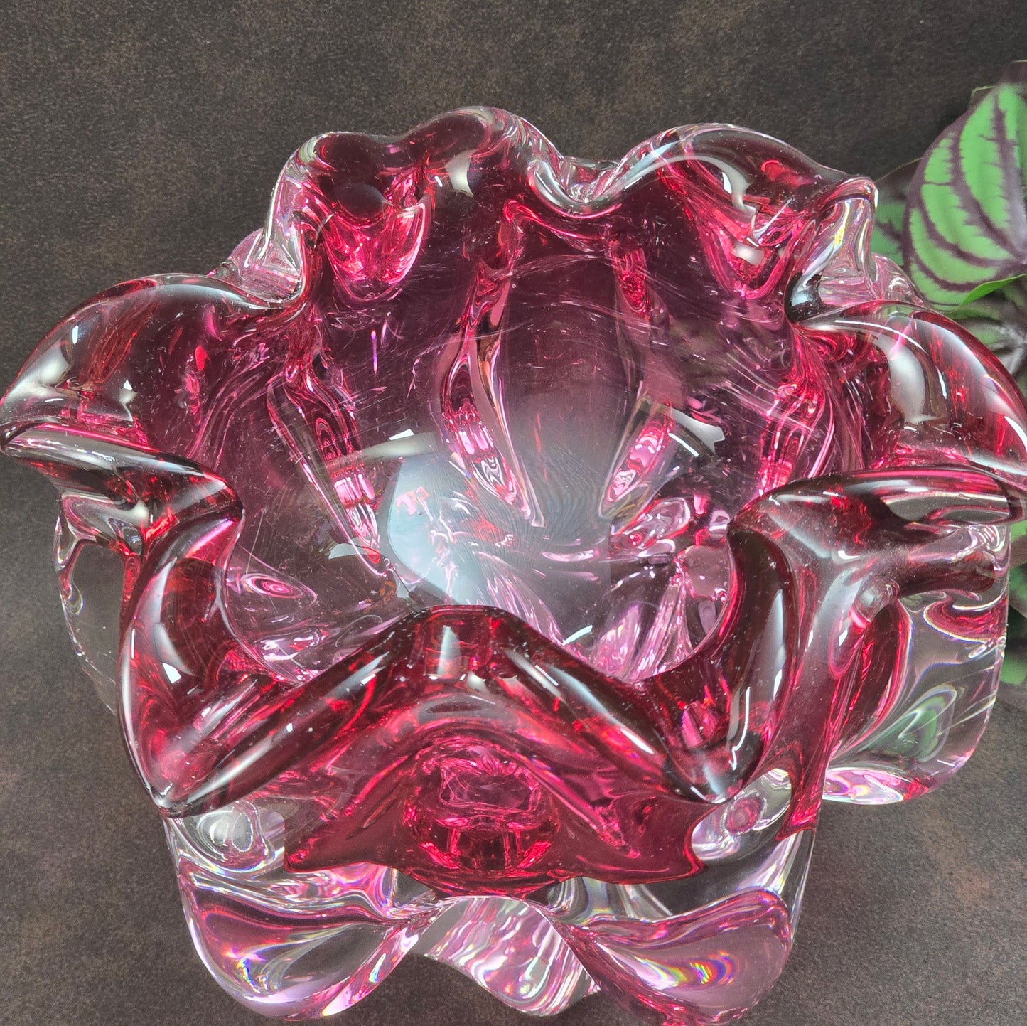 Designklassiker von Hospodka: Pinke Kunstglasschale aus den 60ern, Chribska. Schwer, gerüscht, eindrucksvoll – echtes Vintage-Statement!