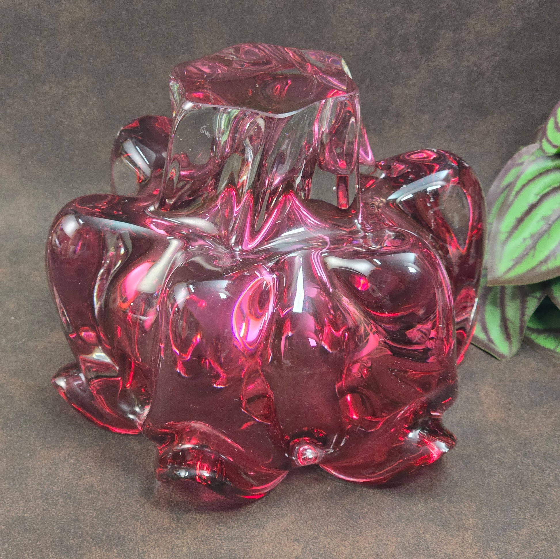 Designklassiker von Hospodka: Pinke Kunstglasschale aus den 60ern, Chribska. Schwer, gerüscht, eindrucksvoll – echtes Vintage-Statement!