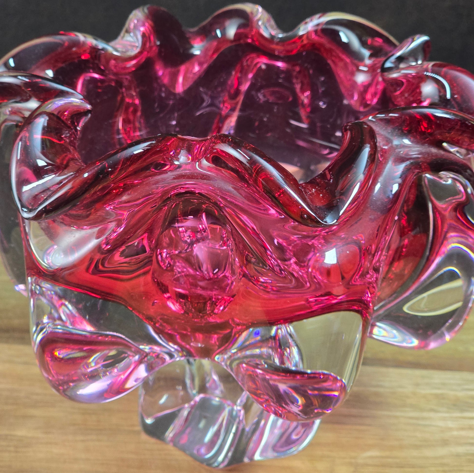 Designklassiker von Hospodka: Pinke Kunstglasschale aus den 60ern, Chribska. Schwer, gerüscht, eindrucksvoll – echtes Vintage-Statement!
