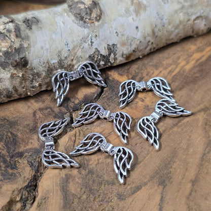 Detailreiche Engelsflügel-Perlen in antikem Silber, 19mm, im 6er Set für Schmuckdesign.