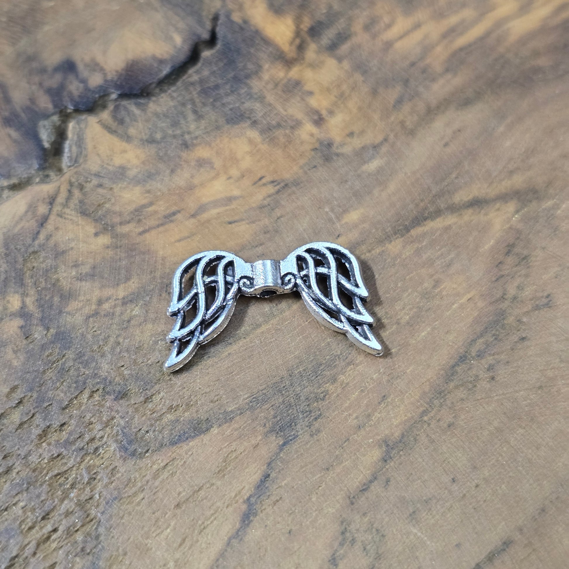 Detailreiche Engelsflügel-Perlen in antikem Silber, 19mm, im 6er Set für Schmuckdesign.