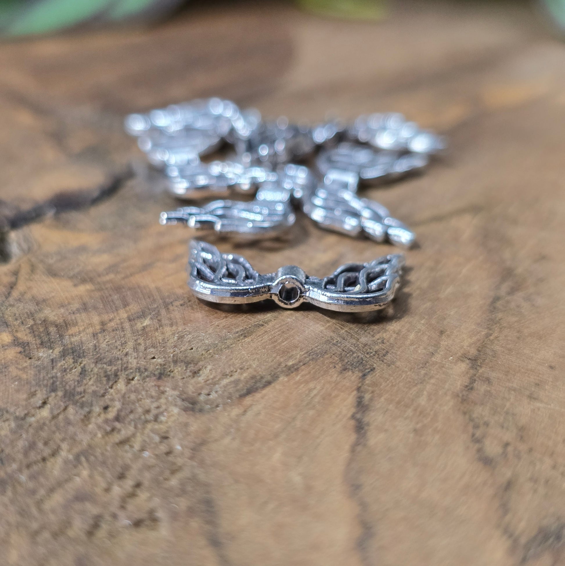 Detailreiche Engelsflügel-Perlen in antikem Silber, 19mm, im 6er Set für Schmuckdesign.