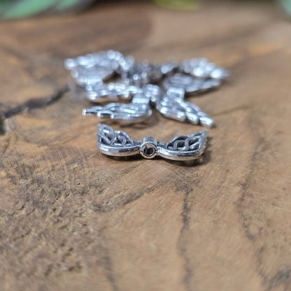 Detailreiche Engelsflügel-Perlen in antikem Silber, 19mm, im 6er Set für Schmuckdesign.
