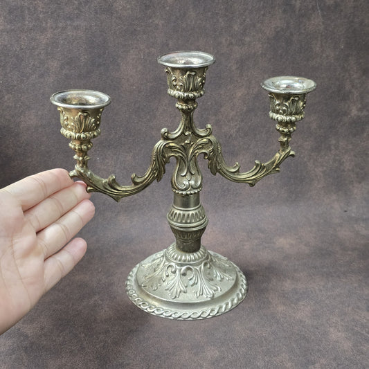 Dreiflammiger Kerzenleuchter aus den 1950–70ern im Rokoko-Stil, Zinkdruckguss mit Bronzepatina, französisches Vintage-Dekorstück.