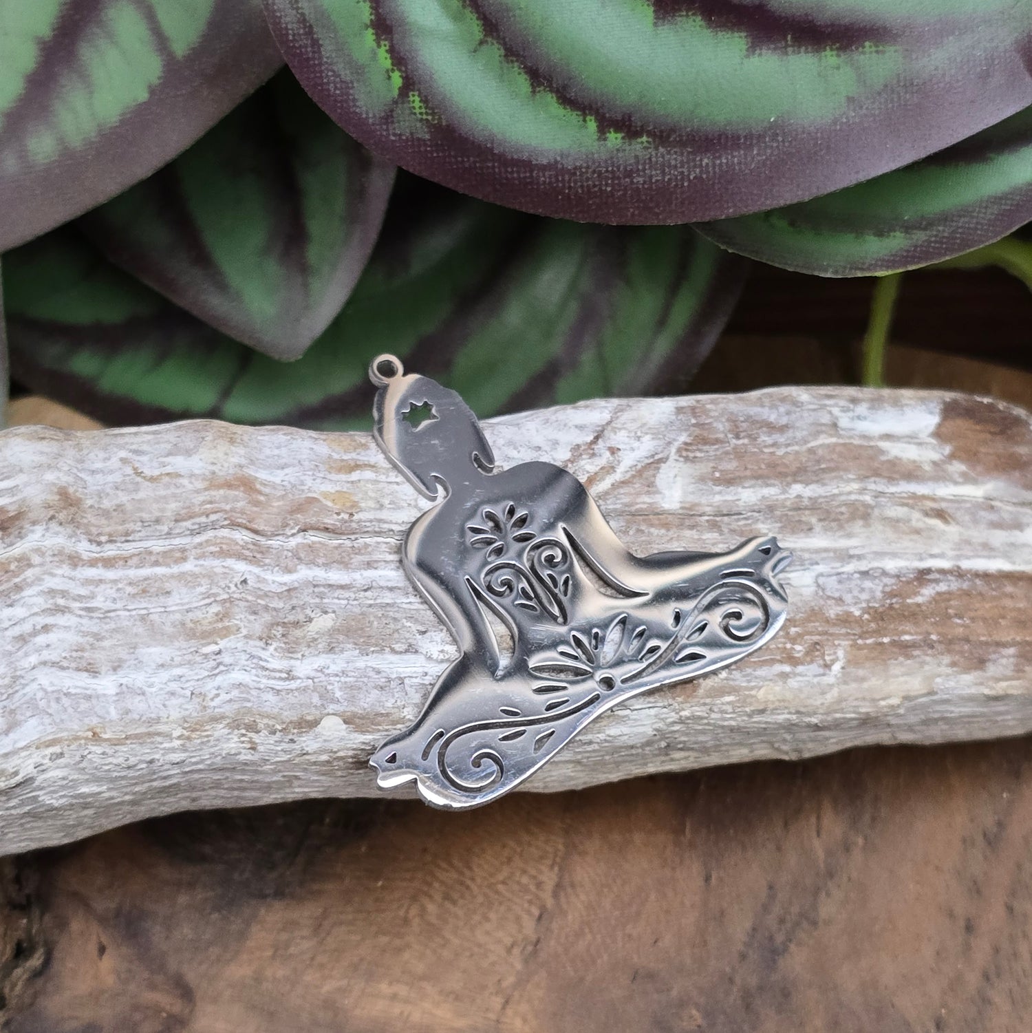 Edelstahl-Anhänger „Buddha“, 37 mm silbern – Symbol für Achtsamkeit & spirituelle Klarheit. Perfekt für Meditationsschmuck, Ketten & Armbänder.