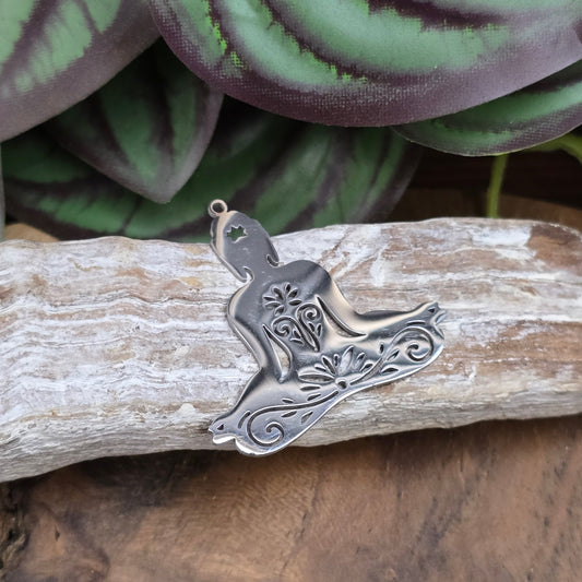 Edelstahl-Anhänger „Buddha“, 37 mm silbern – Symbol für Achtsamkeit & spirituelle Klarheit. Perfekt für Meditationsschmuck, Ketten & Armbänder.