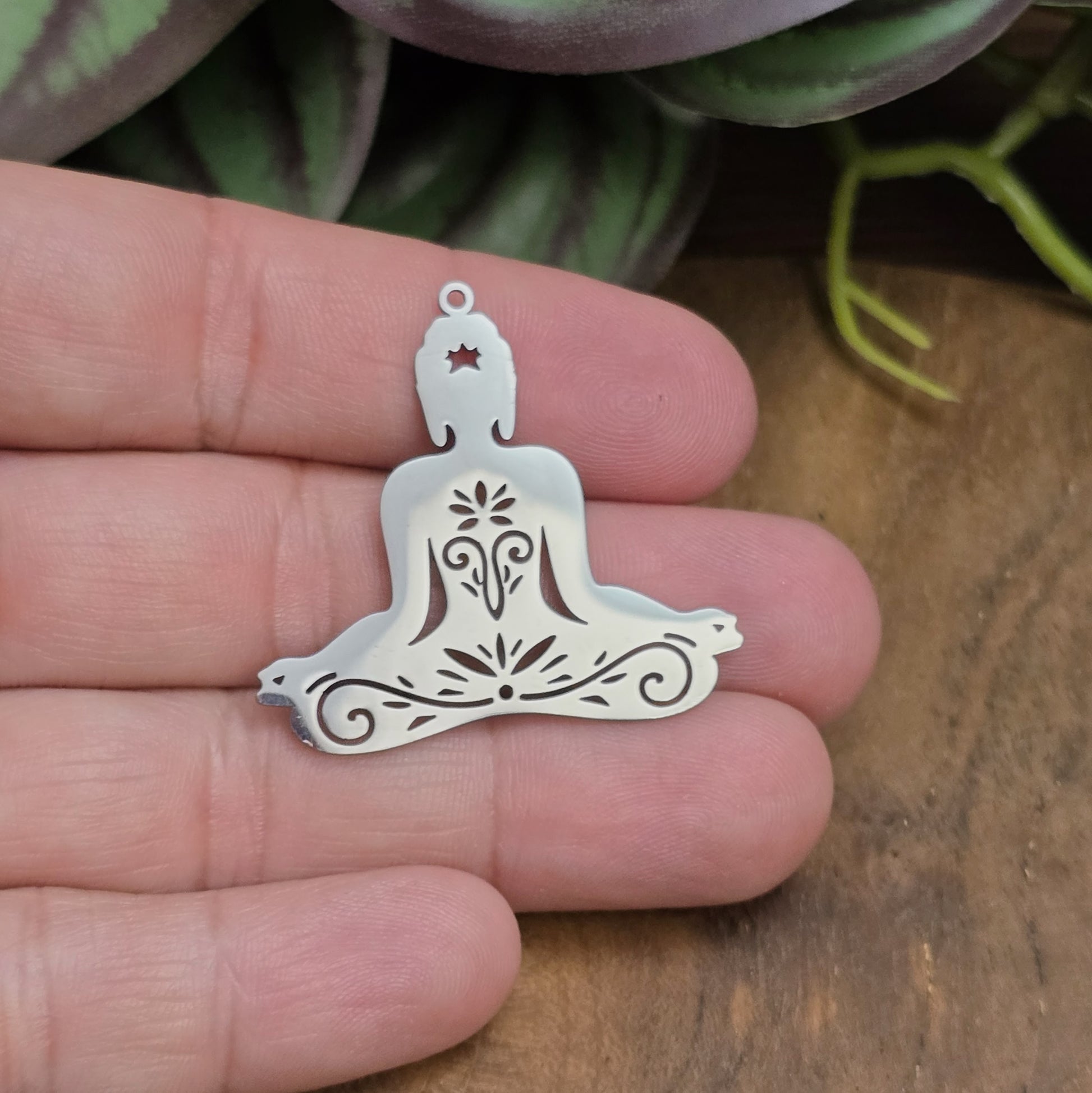 Edelstahl-Anhänger „Buddha“, 37 mm silbern – Symbol für Achtsamkeit & spirituelle Klarheit. Perfekt für Meditationsschmuck, Ketten & Armbänder.
