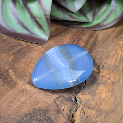 Einzigartige Centerperle aus gebändertem Achat in Tropfenform. Ideal für besondere DIY-Schmuckprojekte. Größe: 40 x 30 mm. Du erhältst genau das abgebildete Unikat.