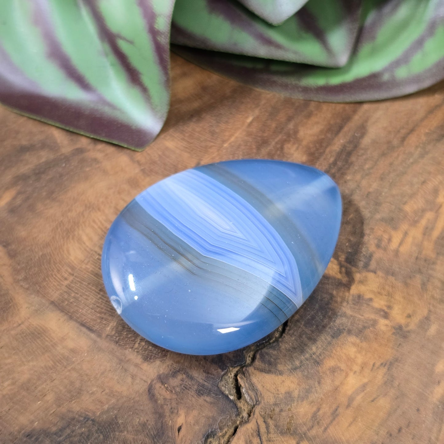 Einzigartige Centerperle aus gebändertem Achat in Tropfenform. Ideal für besondere DIY-Schmuckprojekte. Größe: 40 x 30 mm. Du erhältst genau das abgebildete Unikat.