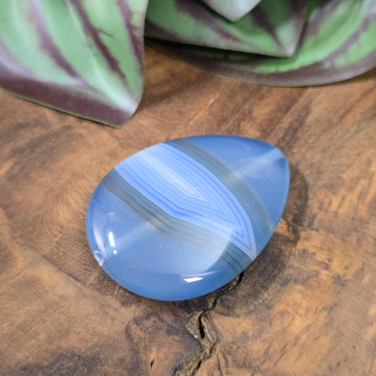 Einzigartige Centerperle aus gebändertem Achat in Tropfenform. Ideal für besondere DIY-Schmuckprojekte. Größe: 40 x 30 mm. Du erhältst genau das abgebildete Unikat.
