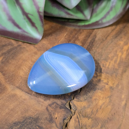 Einzigartige Centerperle aus gebändertem Achat in Tropfenform. Ideal für besondere DIY-Schmuckprojekte. Größe: 40 x 30 mm. Du erhältst genau das abgebildete Unikat.