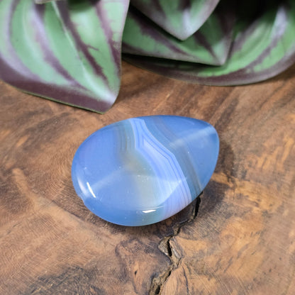 Einzigartige Centerperle aus gebändertem Achat in Tropfenform. Ideal für besondere DIY-Schmuckprojekte. Größe: 40 x 30 mm. Du erhältst genau das abgebildete Unikat.