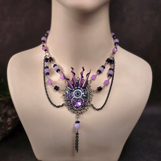 Einzigartiger Statement-Choker mit Kristallherz, Auge & pinken Stacheln. Handgemacht, rosa-schwarz – für dein Punky Power Outfit mit Schutzsymbolik & Stil.
