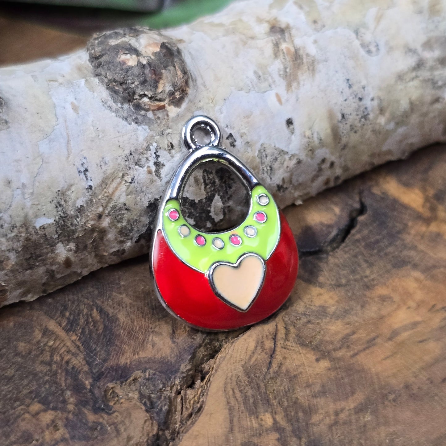 Emaillierter Taschen-Charm, Rot/Silber, ca. 25×18 mm. Metall, leicht (2,8 g). Ideal für Schmuckherstellung, Schlüsselanhänger & Taschenschmuck. 1 Stück.