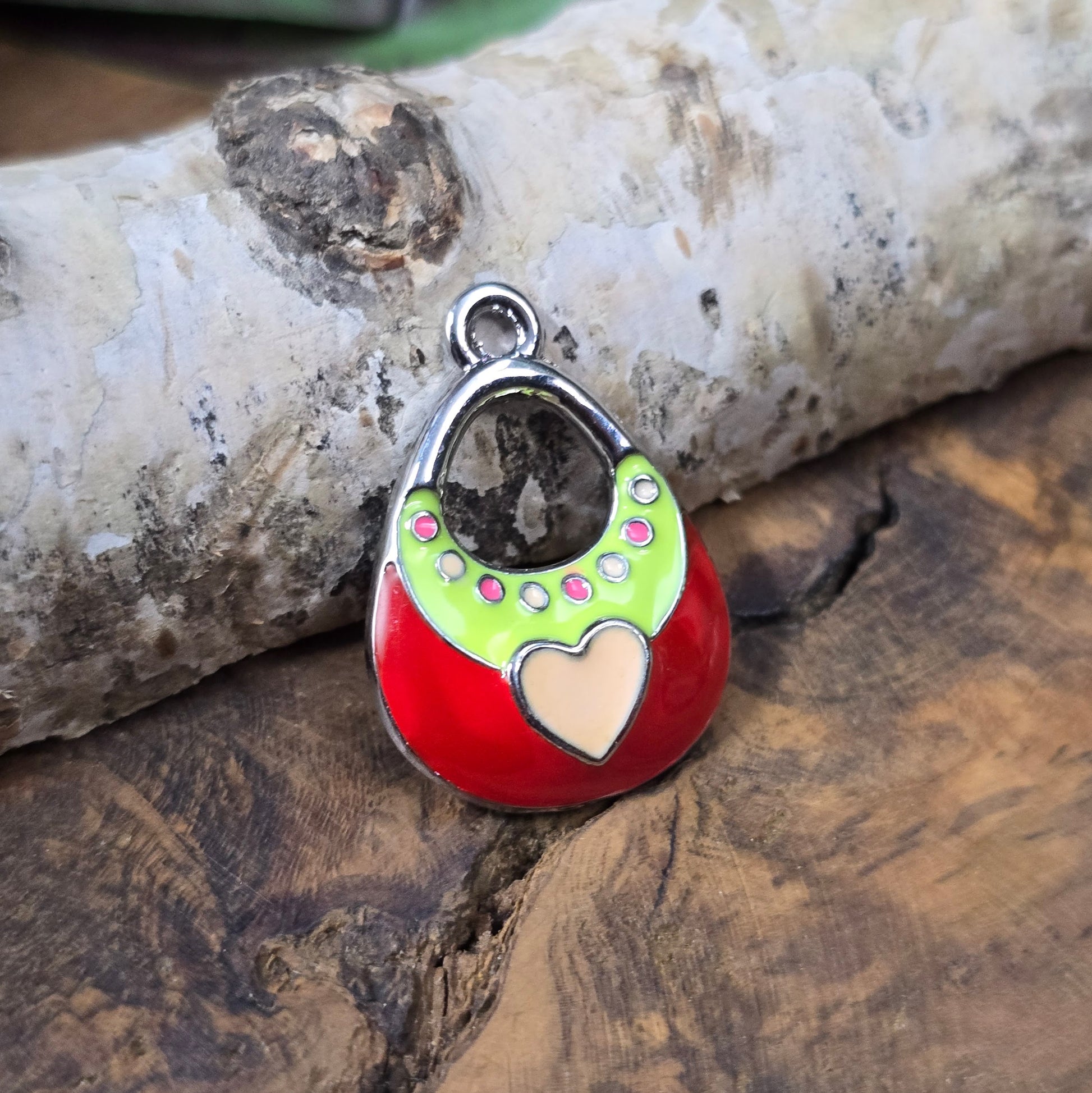 Emaillierter Taschen-Charm, Rot/Silber, ca. 25×18 mm. Metall, leicht (2,8 g). Ideal für Schmuckherstellung, Schlüsselanhänger & Taschenschmuck. 1 Stück.