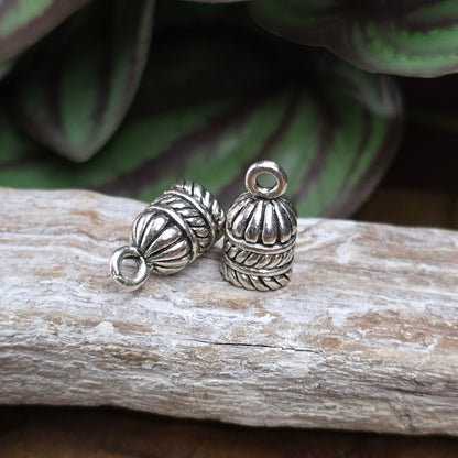 2 Ethno-Kappen für Quasten oder Bänder – antik silberfarben, 15×9 mm – 6 mm Innenmaß – ideal für DIY-Schmuck & kreative Anhänger-Projekte.