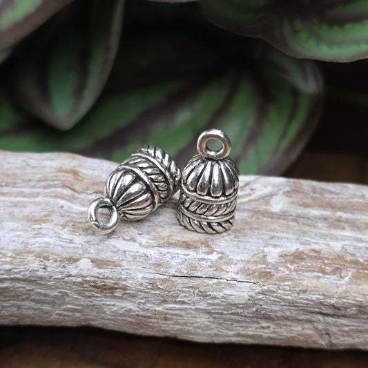 2 Ethno-Kappen für Quasten oder Bänder – antik silberfarben, 15×9 mm – 6 mm Innenmaß – ideal für DIY-Schmuck & kreative Anhänger-Projekte.