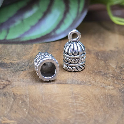 2 Ethno-Kappen für Quasten oder Bänder – antik silberfarben, 15×9 mm – 6 mm Innenmaß – ideal für DIY-Schmuck & kreative Anhänger-Projekte.