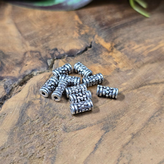 10x Ethno-Tube-Spacer, antik silberfarbig, 7,5×3,7 mm, Loch 1,3 mm. Brünierte Zinklegierung – perfekte Abstandperlen für Armbänder, Ketten & Ohrschmuck.