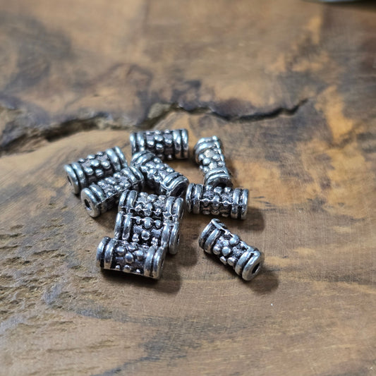 10x Ethno-Tube-Spacer, antik silberfarbig, 7,5×3,7 mm, Loch 1,3 mm. Brünierte Zinklegierung – perfekte Abstandperlen für Armbänder, Ketten & Ohrschmuck.