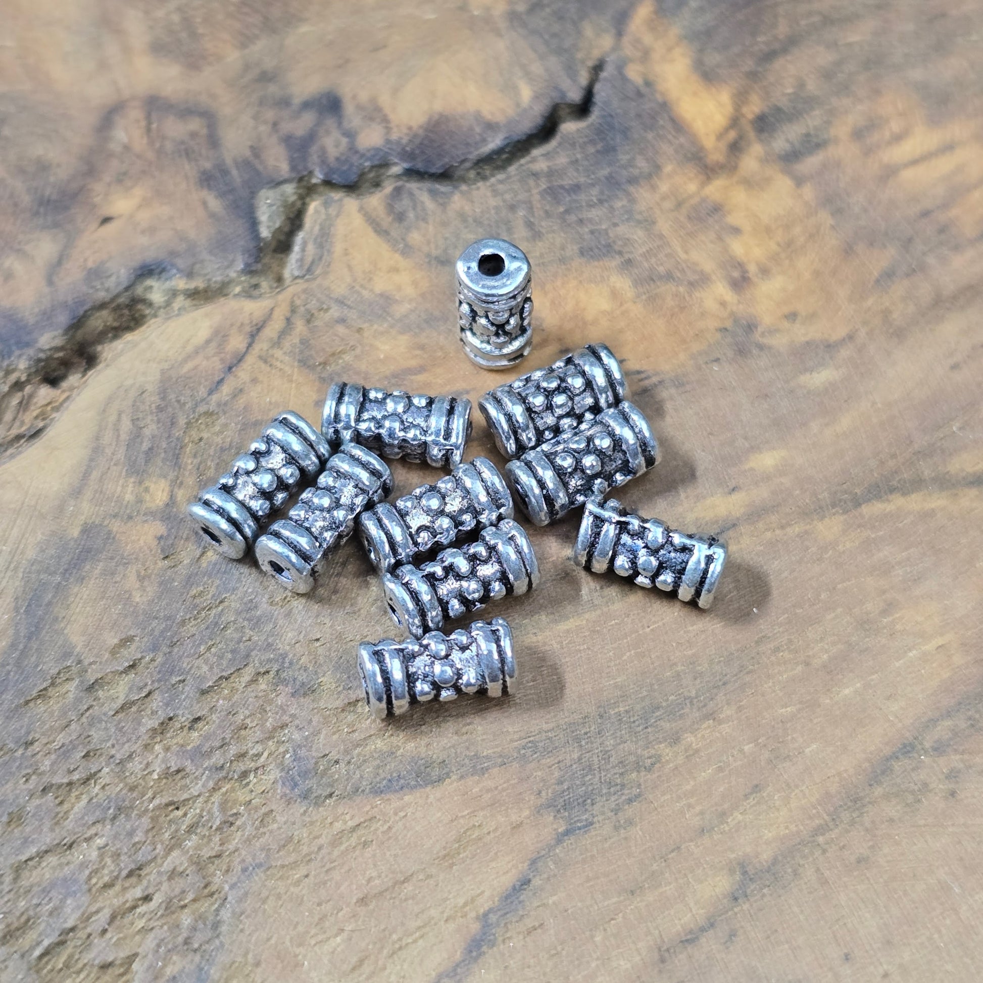 10x Ethno-Tube-Spacer, antik silberfarbig, 7,5×3,7 mm, Loch 1,3 mm. Brünierte Zinklegierung – perfekte Abstandperlen für Armbänder, Ketten & Ohrschmuck.