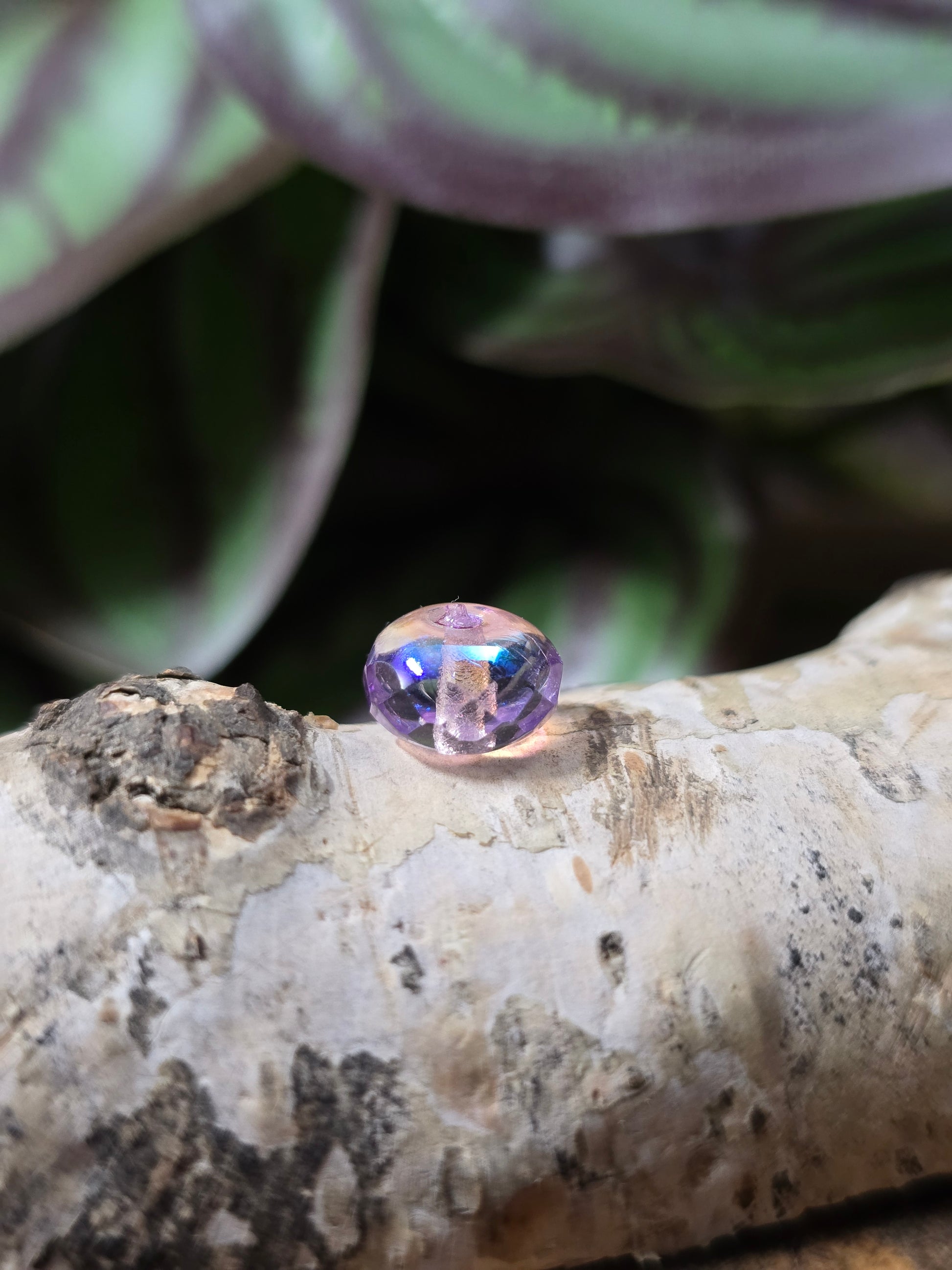 Facettierte böhmische Glasperlen Rondell in Flieder AB, 8x5 mm, 12 Stück. Funkelndes Material für kreative Schmuckherstellung.
