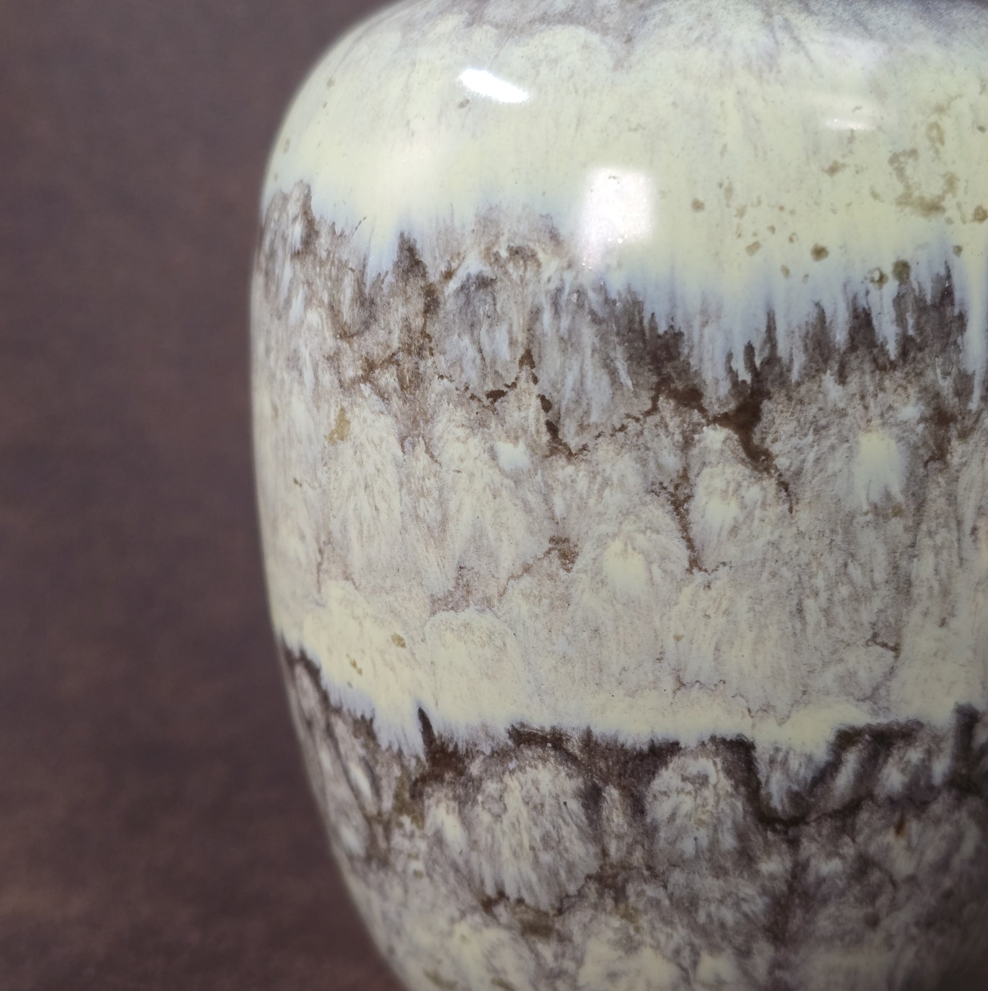 Vintage Fat Lava Vase 12 cm, creme-braune Glasur mit Goldrand, 1970er Jahre deutsche Keramik, dekoratives Sammlerstück.