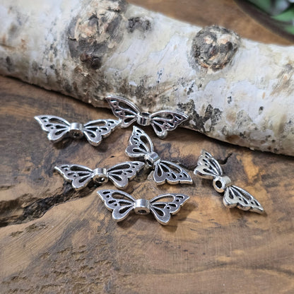 Filigrane Schmetterlingsflügel-Perlen 22mm in antik Silber, 6 Stück – ideal für DIY-Schmuck und Schutzengel.