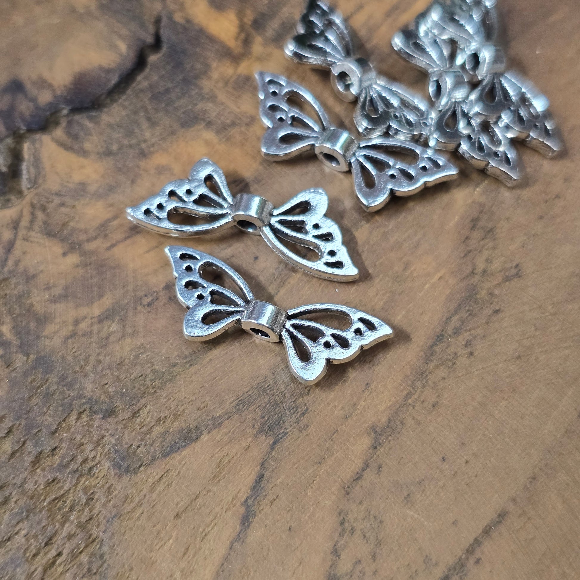 Filigrane Schmetterlingsflügel-Perlen 22mm in antik Silber, 6 Stück – ideal für DIY-Schmuck und Schutzengel.