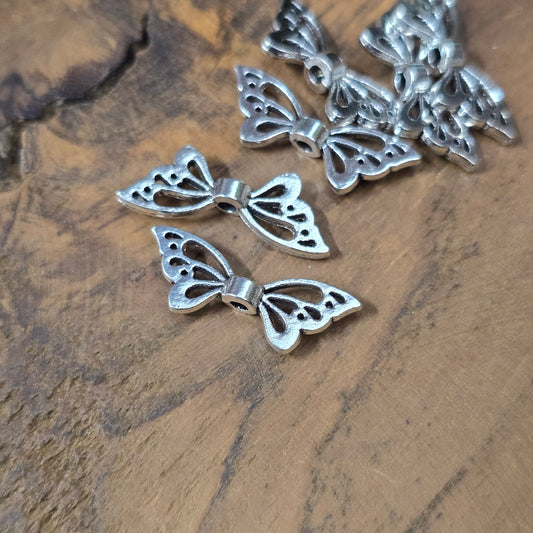 Filigrane Schmetterlingsflügel-Perlen 22mm in antik Silber, 6 Stück – ideal für DIY-Schmuck und Schutzengel.