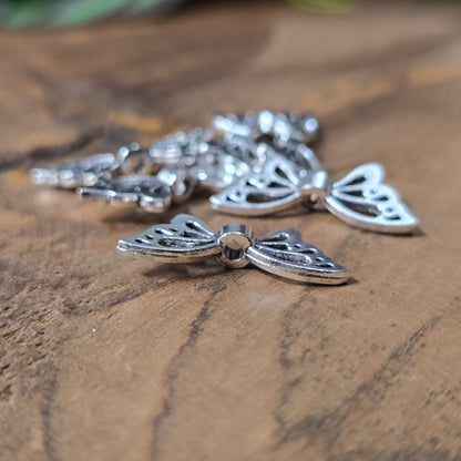 Filigrane Schmetterlingsflügel-Perlen 22mm in antik Silber, 6 Stück – ideal für DIY-Schmuck und Schutzengel.