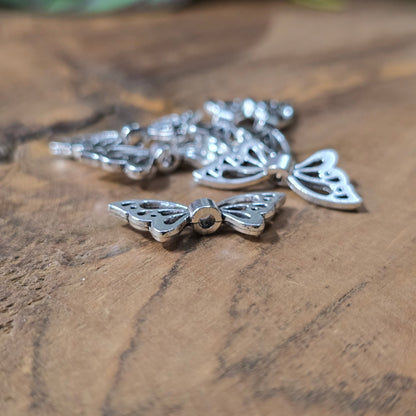Filigrane Schmetterlingsflügel-Perlen 22mm in antik Silber, 6 Stück – ideal für DIY-Schmuck und Schutzengel.