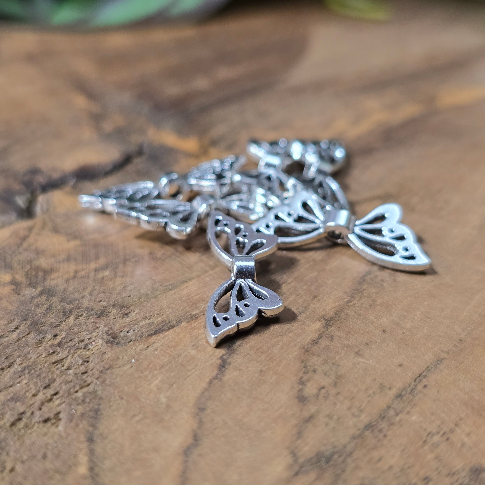 Filigrane Schmetterlingsflügel-Perlen 22mm in antik Silber, 6 Stück – ideal für DIY-Schmuck und Schutzengel.