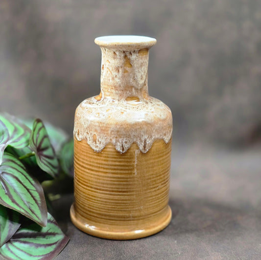 Vintage-Vase aus den 70ern vom VEB Gräfenroda. Braun-Beige mit Schaumglasur. Sammlerstück für DDR-Designliebhaber. Mit kleinen Chips am Bodenrand.