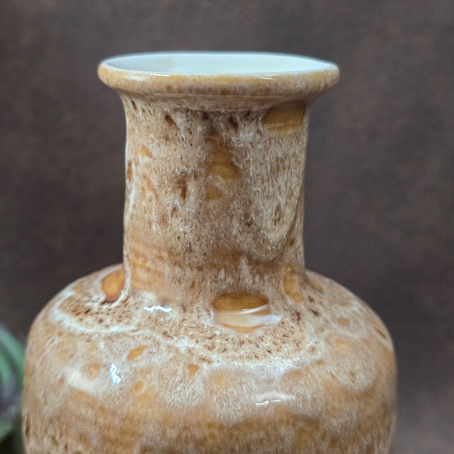 Vintage-Vase aus den 70ern vom VEB Gräfenroda. Braun-Beige mit Schaumglasur. Sammlerstück für DDR-Designliebhaber. Mit kleinen Chips am Bodenrand.