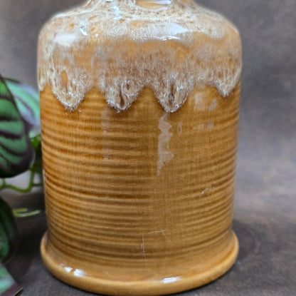 Vintage-Vase aus den 70ern vom VEB Gräfenroda. Braun-Beige mit Schaumglasur. Sammlerstück für DDR-Designliebhaber. Mit kleinen Chips am Bodenrand.