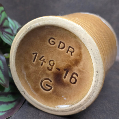 Vintage-Vase aus den 70ern vom VEB Gräfenroda. Braun-Beige mit Schaumglasur. Sammlerstück für DDR-Designliebhaber. Mit kleinen Chips am Bodenrand.