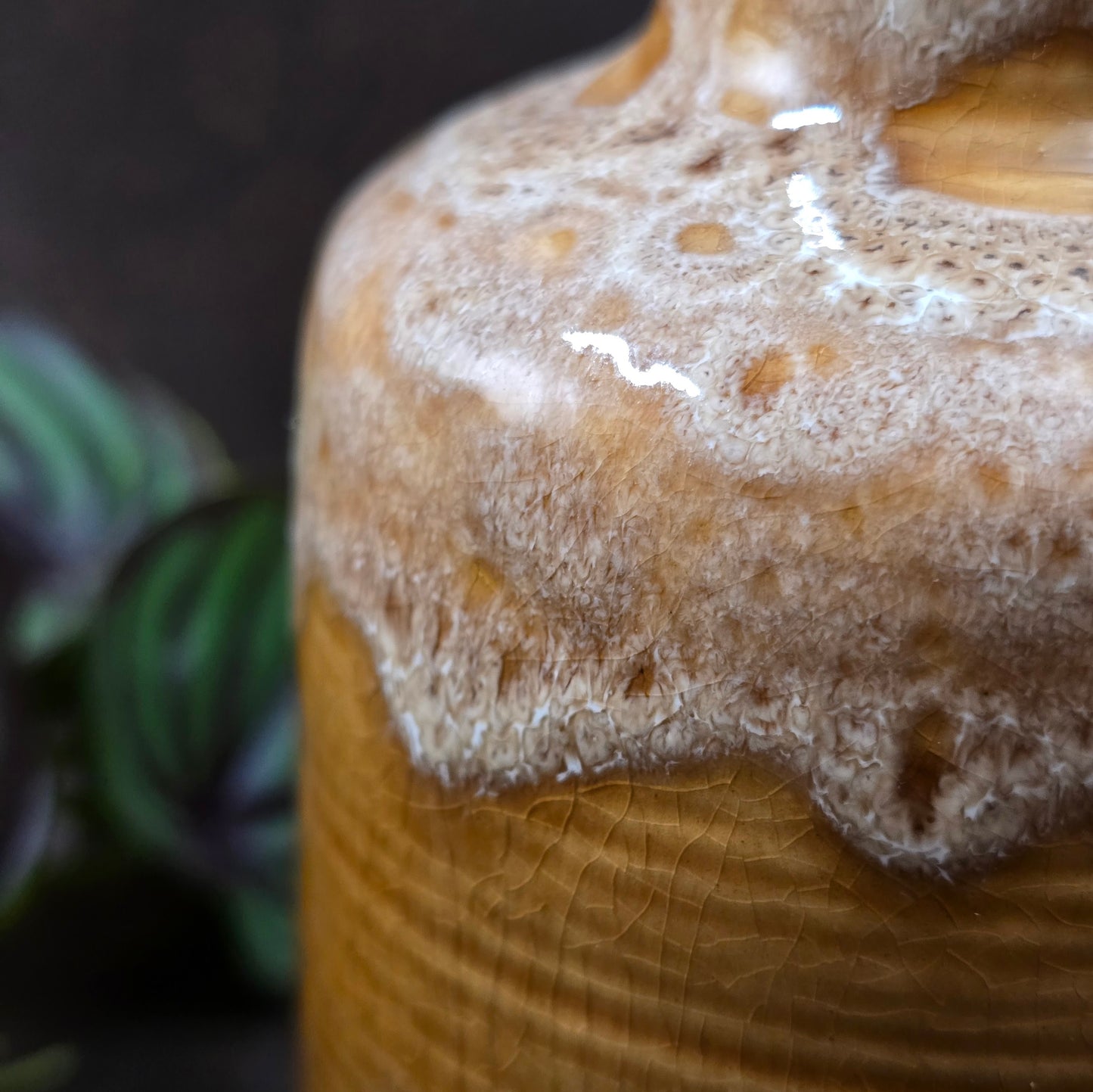 Vintage-Vase aus den 70ern vom VEB Gräfenroda. Braun-Beige mit Schaumglasur. Sammlerstück für DDR-Designliebhaber. Mit kleinen Chips am Bodenrand.