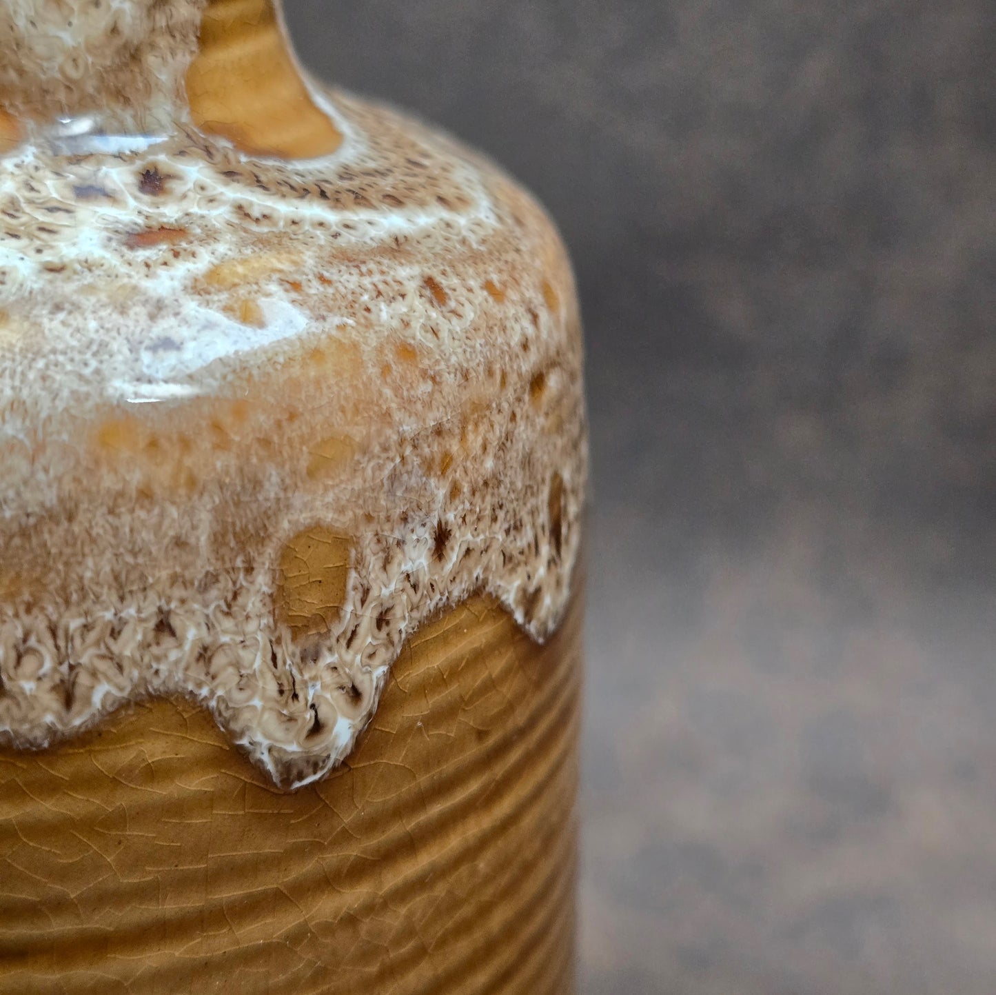 Vintage-Vase aus den 70ern vom VEB Gräfenroda. Braun-Beige mit Schaumglasur. Sammlerstück für DDR-Designliebhaber. Mit kleinen Chips am Bodenrand.