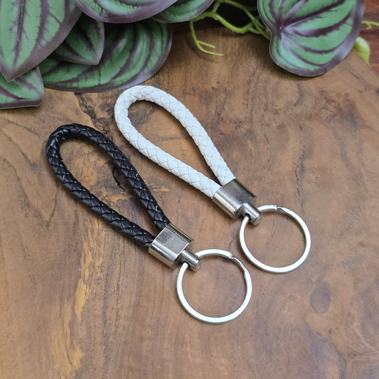 Geflochtener Echtleder-Schlüsselanhänger in Schwarz oder Weiß mit Schlüsselring. Robustes Rindsleder, zeitloses Design, ca. 12 cm, für Damen & Herren.