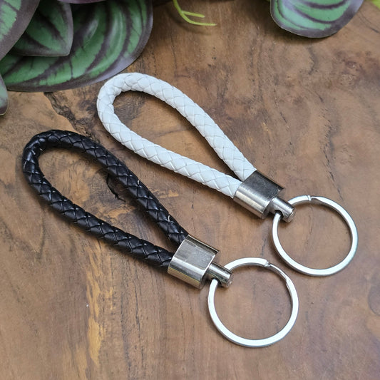 Geflochtener Echtleder-Schlüsselanhänger in Schwarz oder Weiß mit Schlüsselring. Robustes Rindsleder, zeitloses Design, ca. 12 cm, für Damen & Herren.