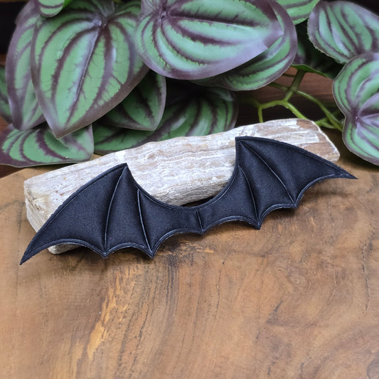 Gepolsterte Fledermausflügel-Applikation aus schwarzem Satin. 14x4 cm groß, ideal für DIY, Kostüme, Deko, Schmuck & Textilverzierung.