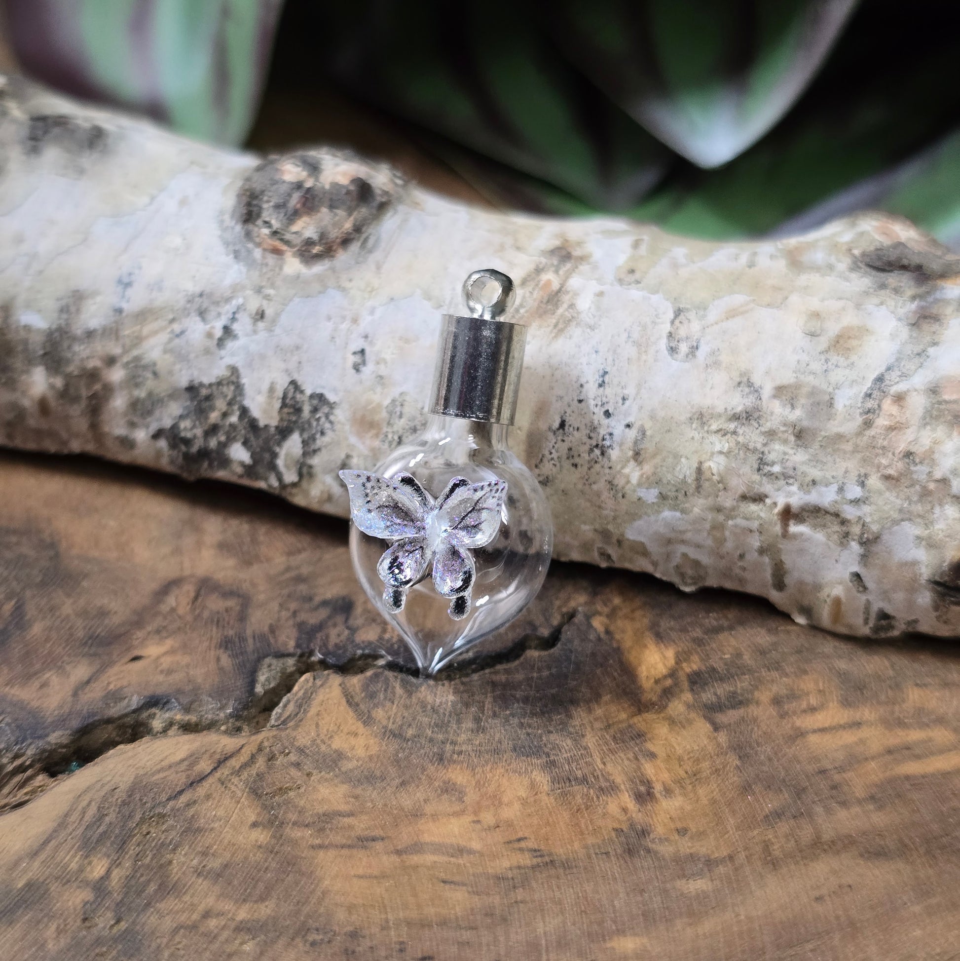 Glasphiole mit Schmetterlings-Dekor, kleine Glasflasche mit Kappe zum Befüllen für DIY Schmuck, romantischer Anhänger.
