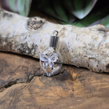Glasphiole mit Schmetterlings-Dekor, kleine Glasflasche mit Kappe zum Befüllen für DIY Schmuck, romantischer Anhänger.