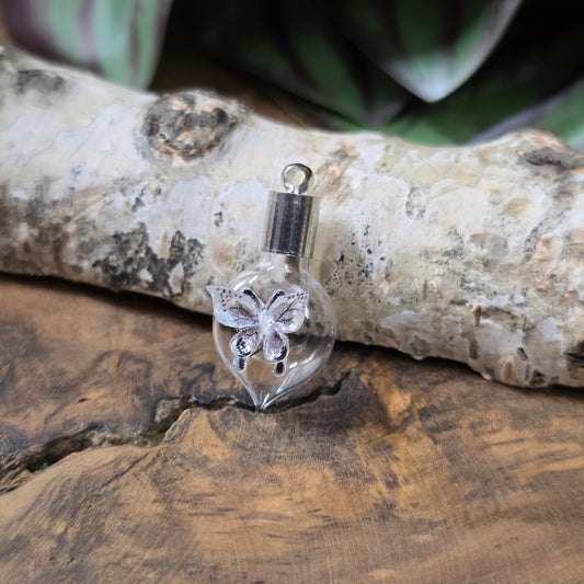 Glasphiole mit Schmetterlings-Dekor, kleine Glasflasche mit Kappe zum Befüllen für DIY Schmuck, romantischer Anhänger.